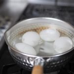 ゆで卵をゆでる際にお酢や塩を入れるのはなぜ？入れる量やタイミングは？